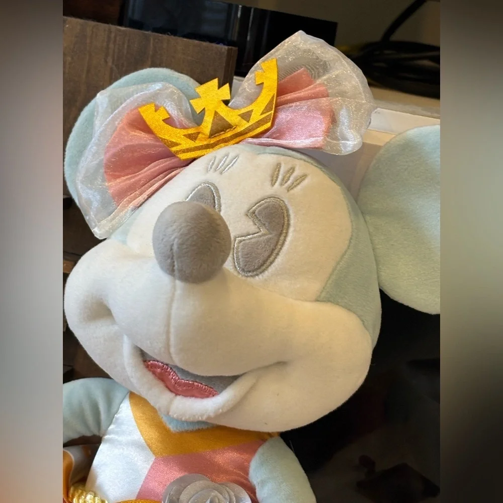 NWT Disney’s Main Attraction Stuffed Animal. King Arthur’s Court Minnie Mouse.